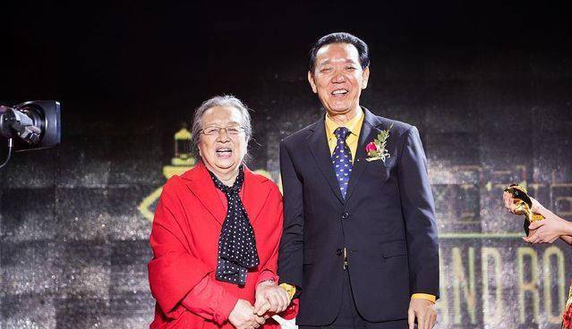 81岁高龄的李明启亮相某盛典领奖身穿大红褂神采飞扬_容嬷嬷_演活