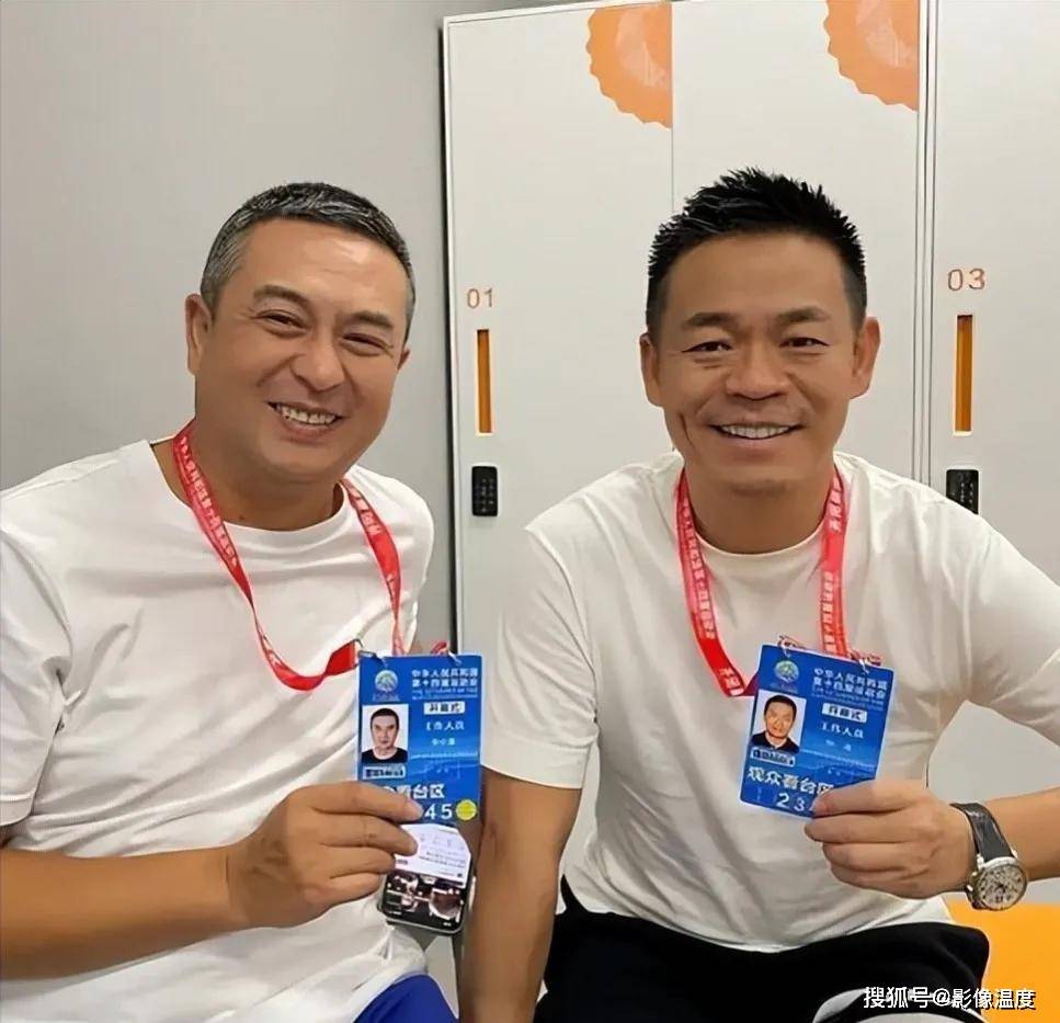 张艺谋张嘉译北京罕见同框:两位西安老乡紧站一起,博纳总裁于冬现身