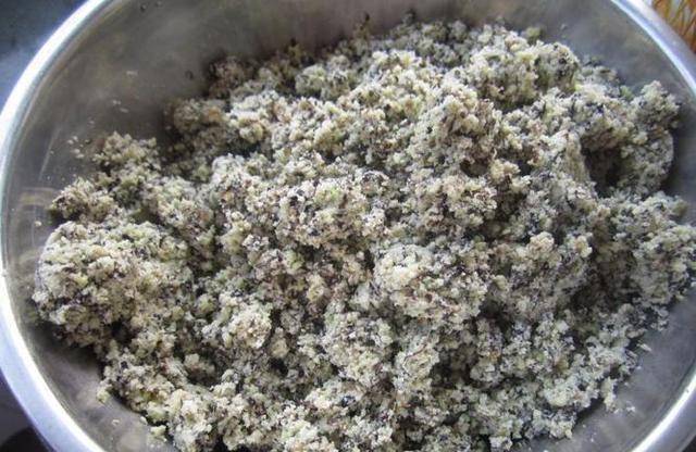 收集好黑豆渣后,准备好半碗面粉和一茶匙约5克的盐,半茶匙的胡椒粉及