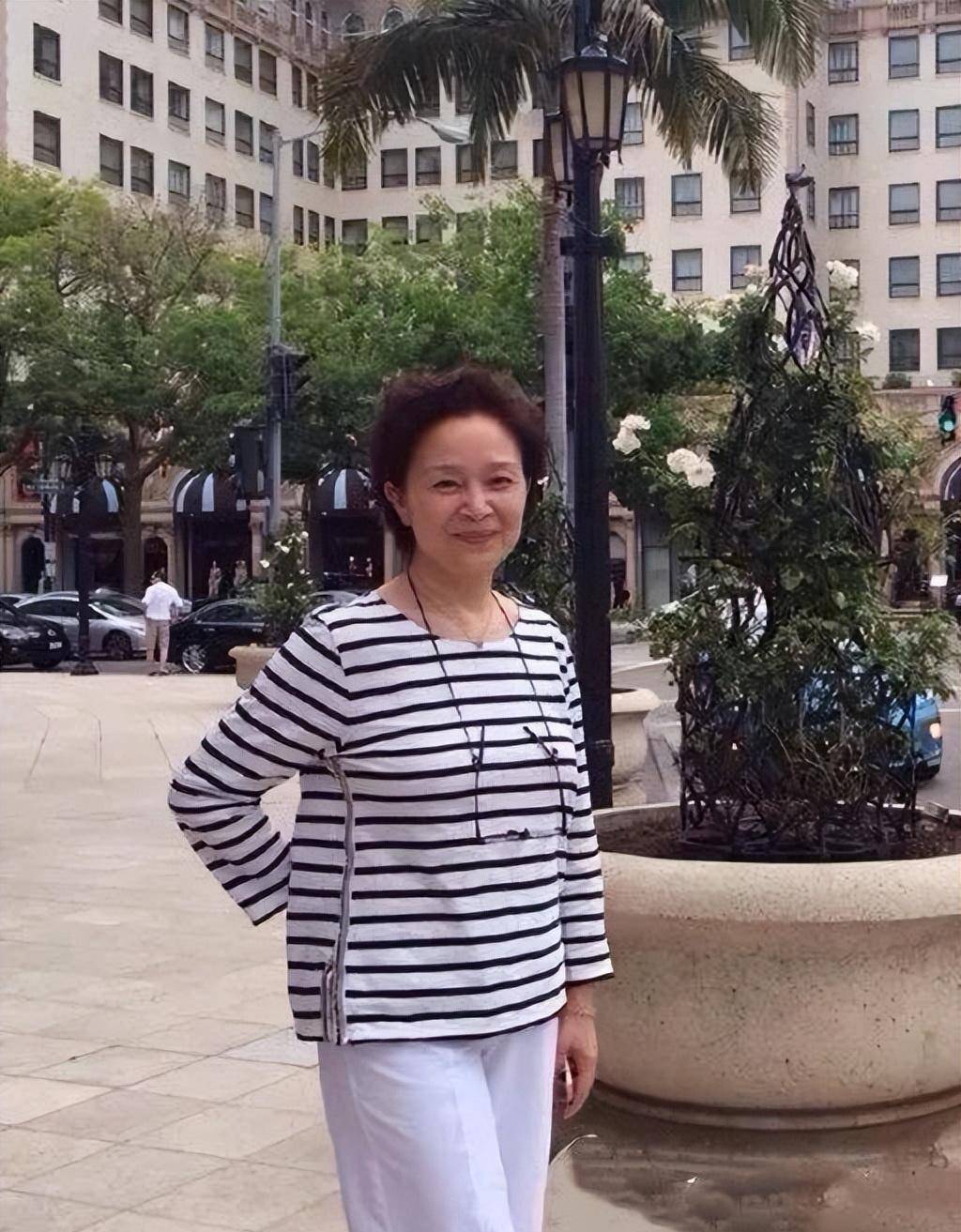 刘莉莉不扮嫩梳经典老人发型,照样美翻!