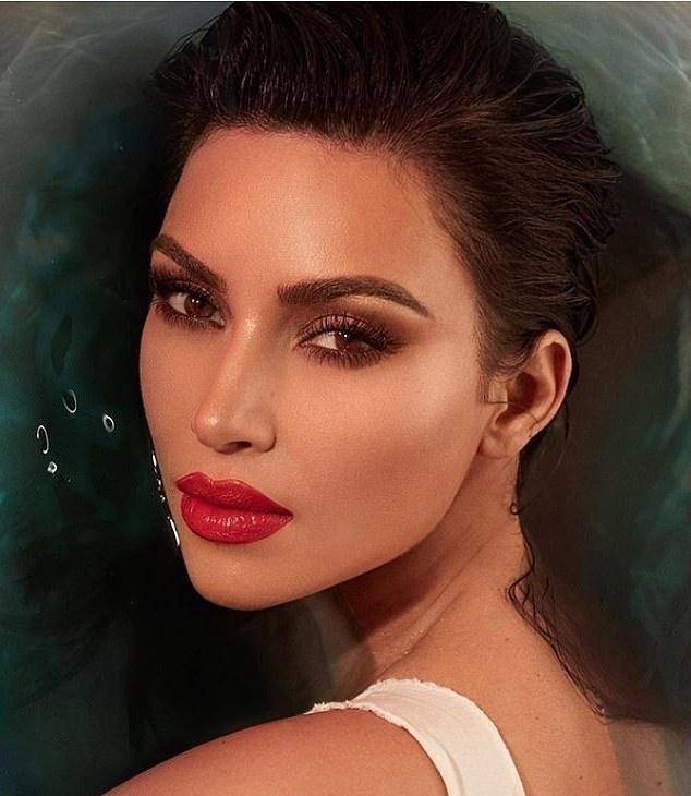 卡戴珊大变齐刘海,高级脸加大红唇,惹人喜爱_情人节_造型_口红