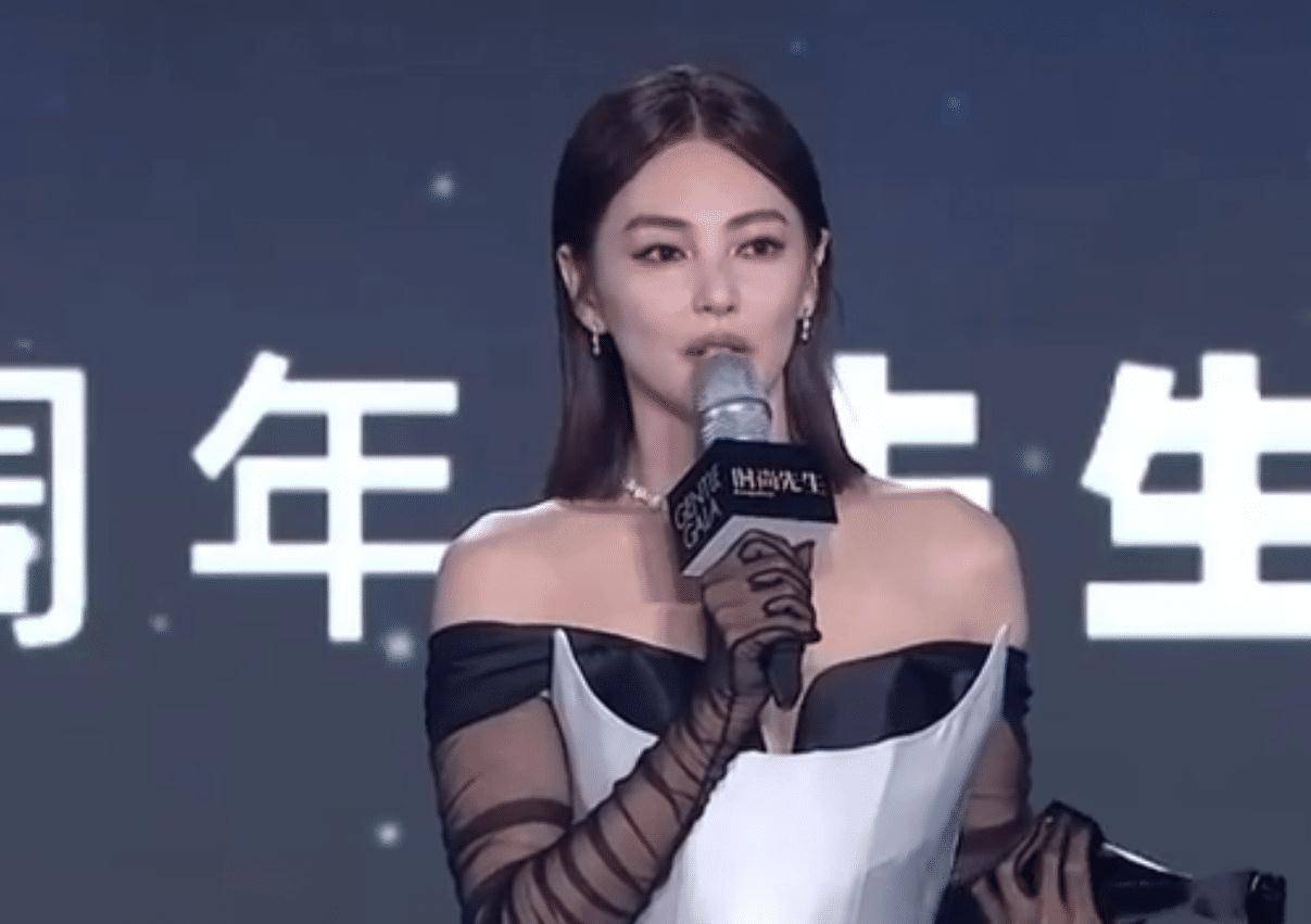 张雨绮荣获年度美丽女人,获奖感言败好感,一张脸就是最好的说明_颁奖