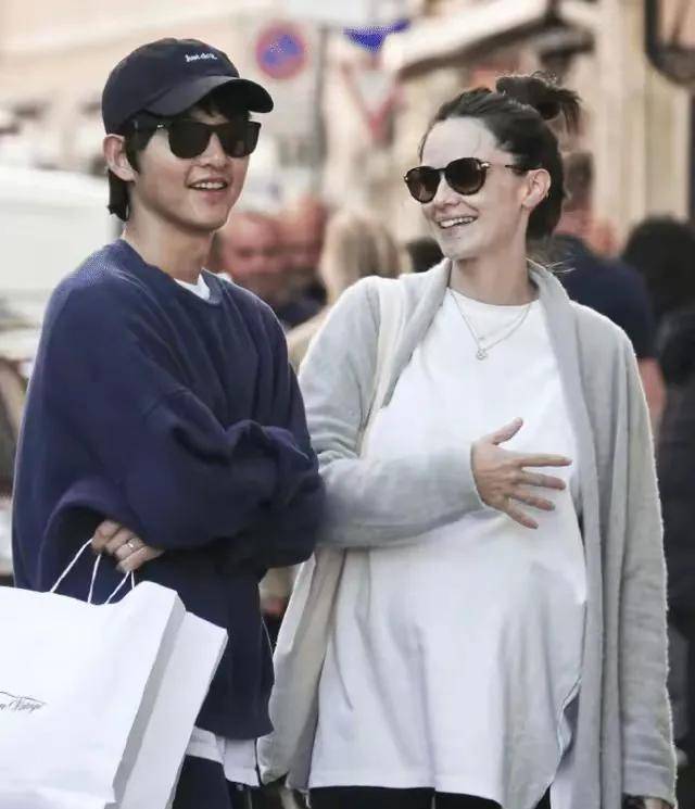 原来宋仲基为何坚持分手:他想让人们适应,女强男弱,宋慧乔没有按时生