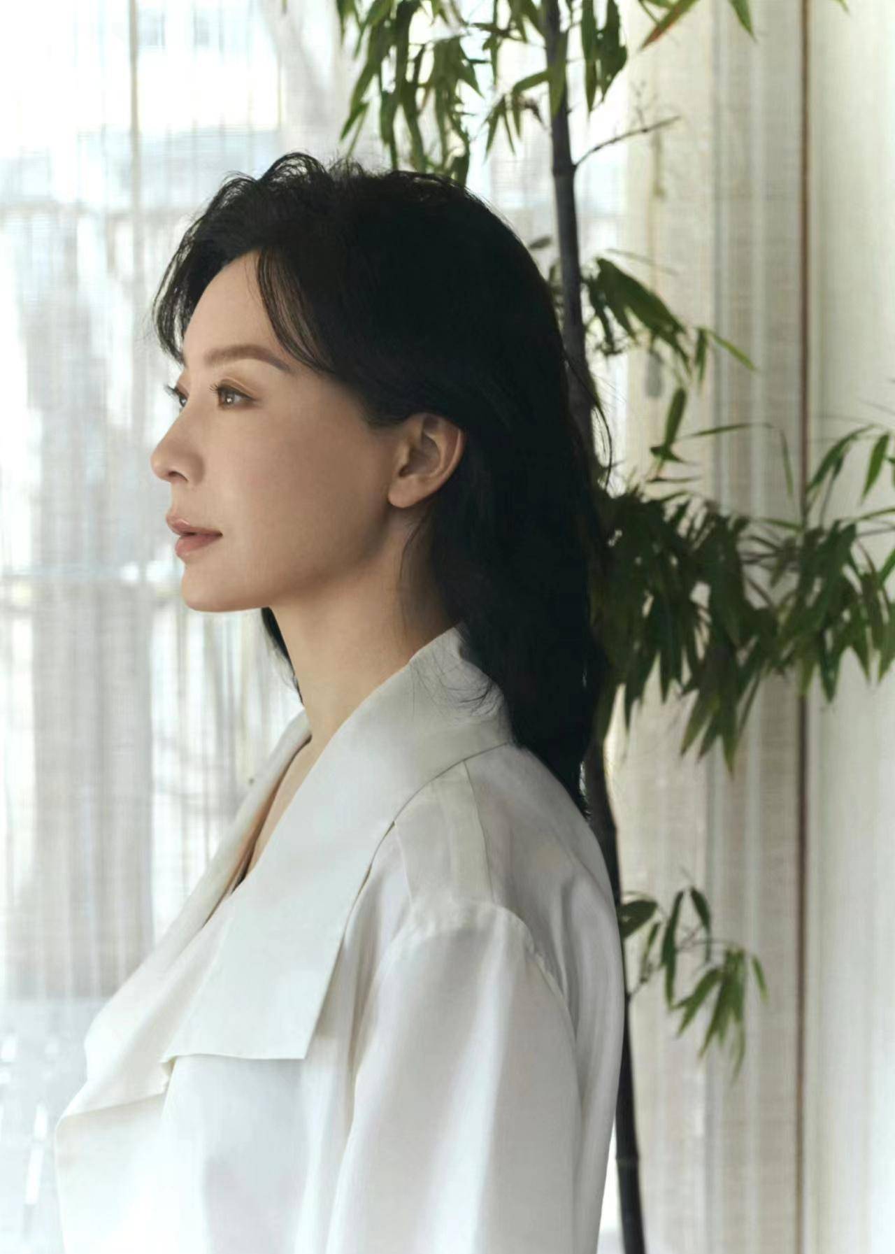 陈数春照上线,白色风衣宽裤,清爽优雅!_时尚_气质_西装