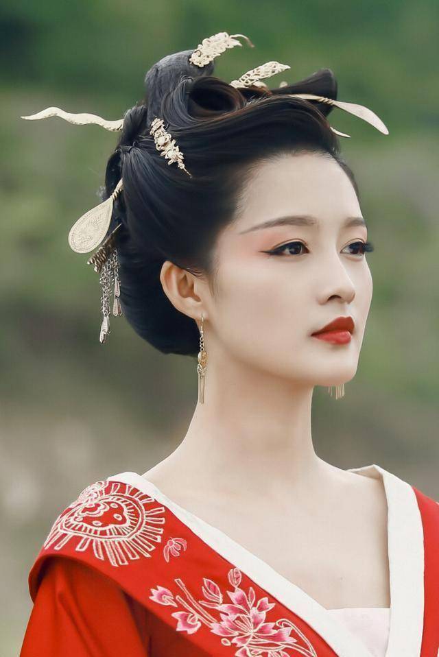 任嘉伦新剧《请君》路透,西装长靴造型好a,搭档李沁演绎前世今生_土匪