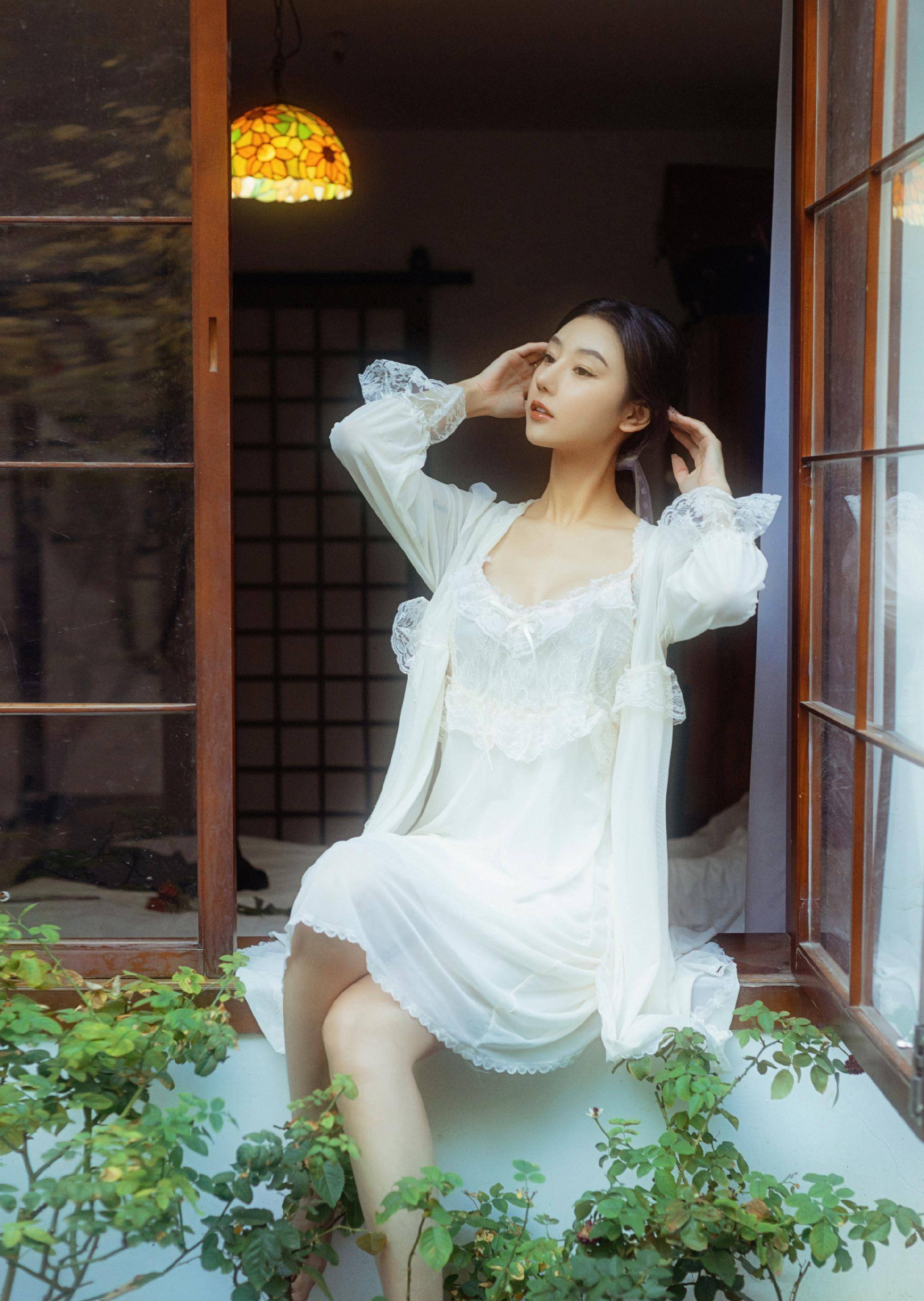 世界小姐苏琳琳分享最新写真,白色铅笔裙,秋色中展现好身材_照片_窗台