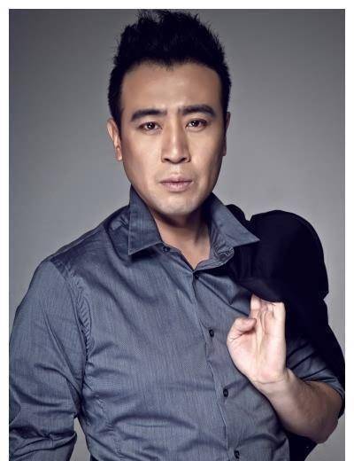 母亲45岁高龄生下他,3岁丧父,被24岁的长姐带大,一生坎坷_于和伟_事业