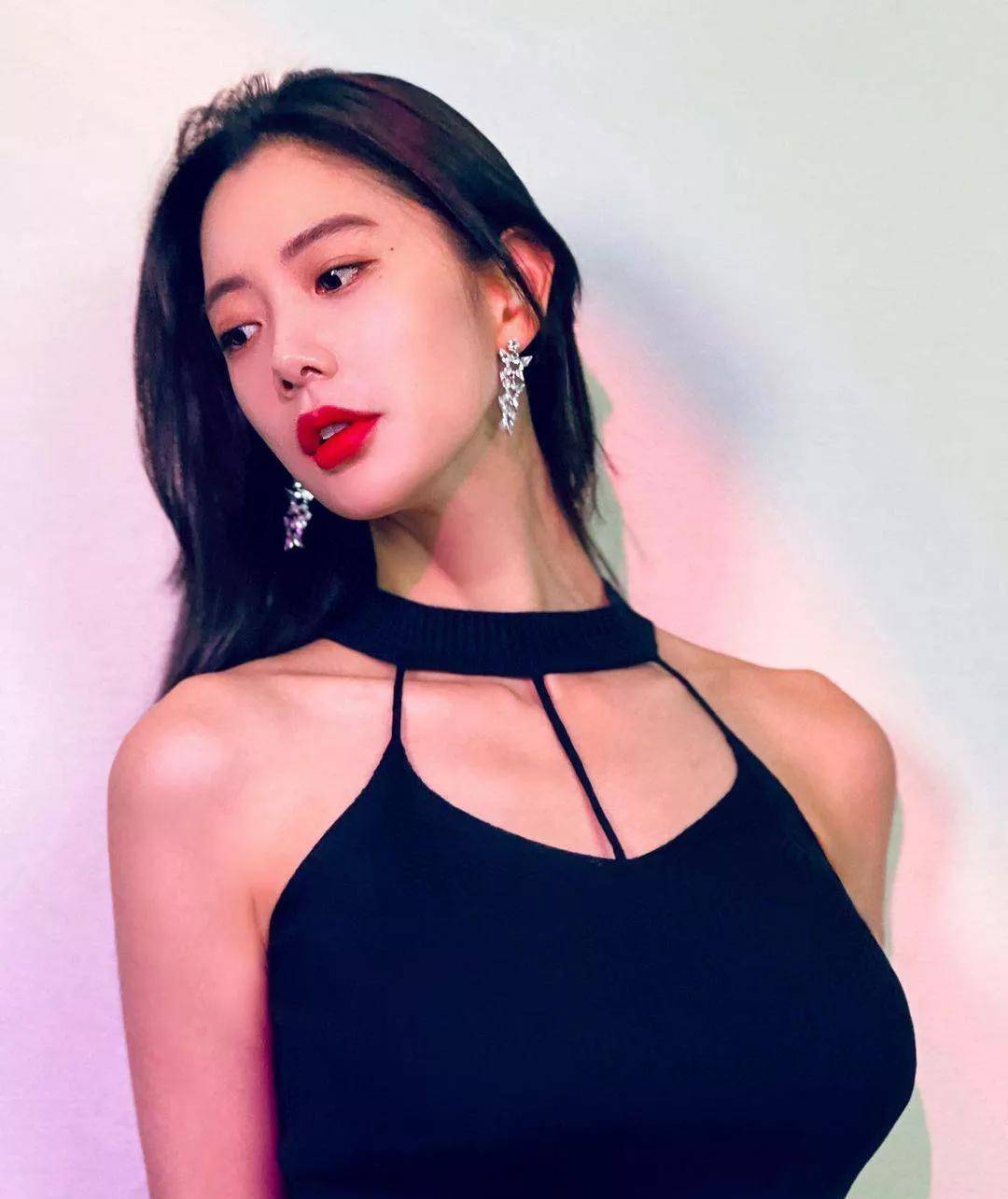 克拉拉李成敏高清写真,造型百变,网友:不愧是"亚洲最美女人"_耳环
