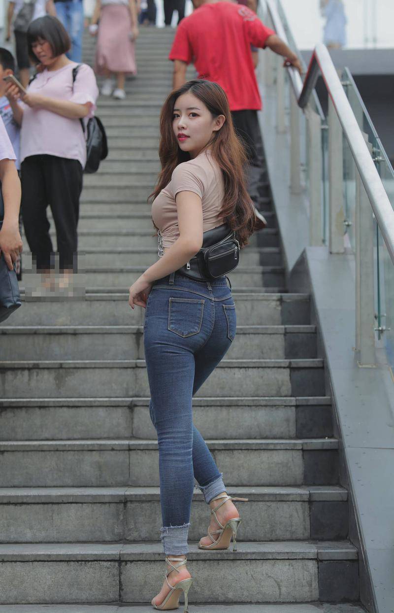 牛仔裤的魅力是无法被取代,高腰紧身既显腰细又显腿长_腰部_曲线_女性