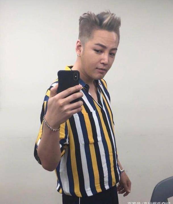 032020年4月2日,张根硕母亲被曝光涉嫌逃税被起诉后,张根硕也不得不出