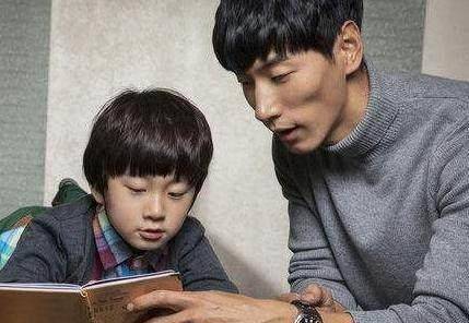 张亮带天天游迪士尼父子两人穿亲子衫天天露牙微笑帅气又害羞_自拍