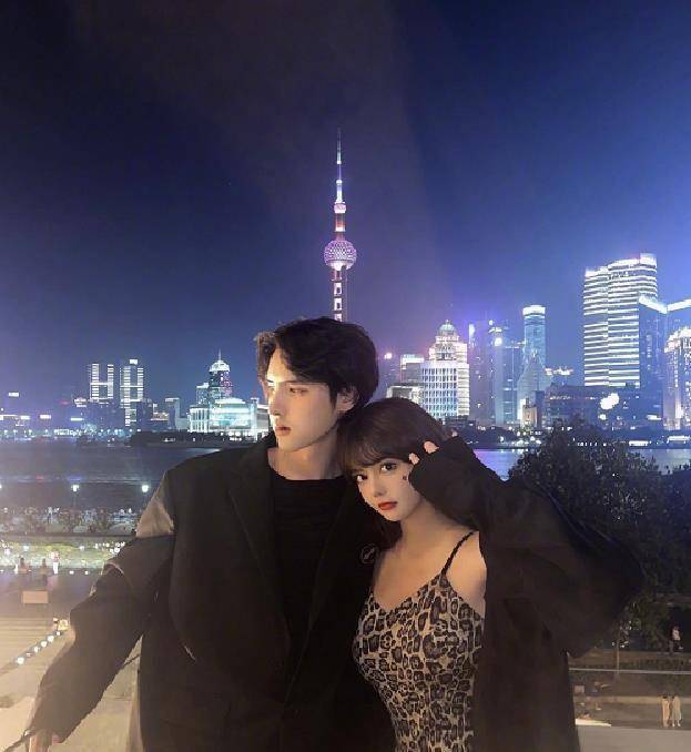 合照,当街亲吻大秀恩爱,被好友公开隐私照引热议_殷世航_网友_照片