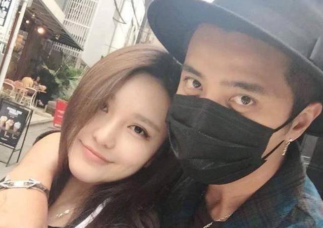 与周扬青"杀气腾腾"的文风不同,罗志祥以《男孩女孩》为标题,回顾了
