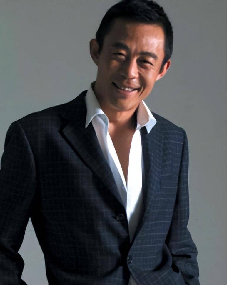 56岁侯勇带90后娇妻聚餐,女方背17万包不修边幅,疑似冷淡或四婚_王瑞_