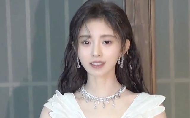 鞠婧祎换妆如换脸,卸完半永久妆,头发成了焦点_淡妆_争议_五官