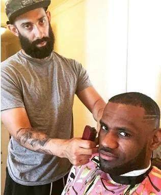 詹姆斯_头套_游行