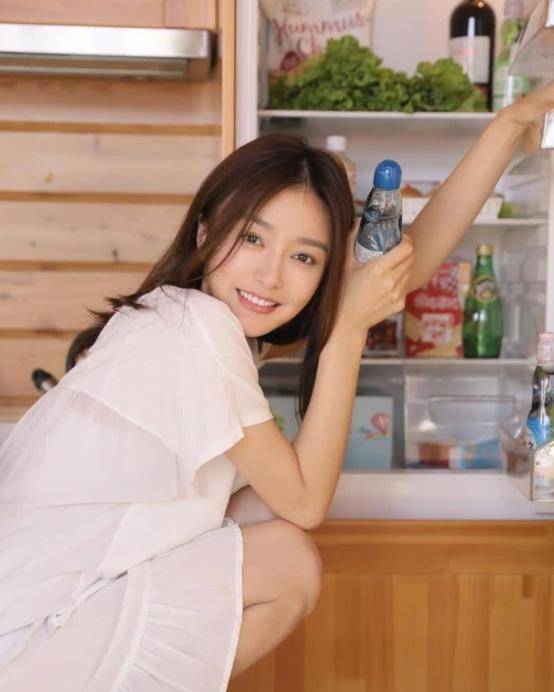 秦岚与小7岁男星表演错位吻,气氛让人脸红,秦岚也太可爱了吧_刘以豪