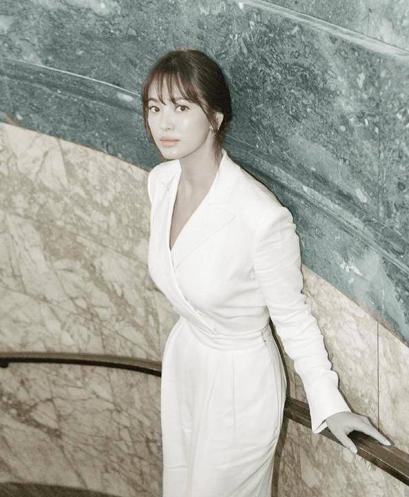 宋慧乔西装穿出裙子味道,少女刘海挡不住总裁范,事业不打烊_乔妹_白色