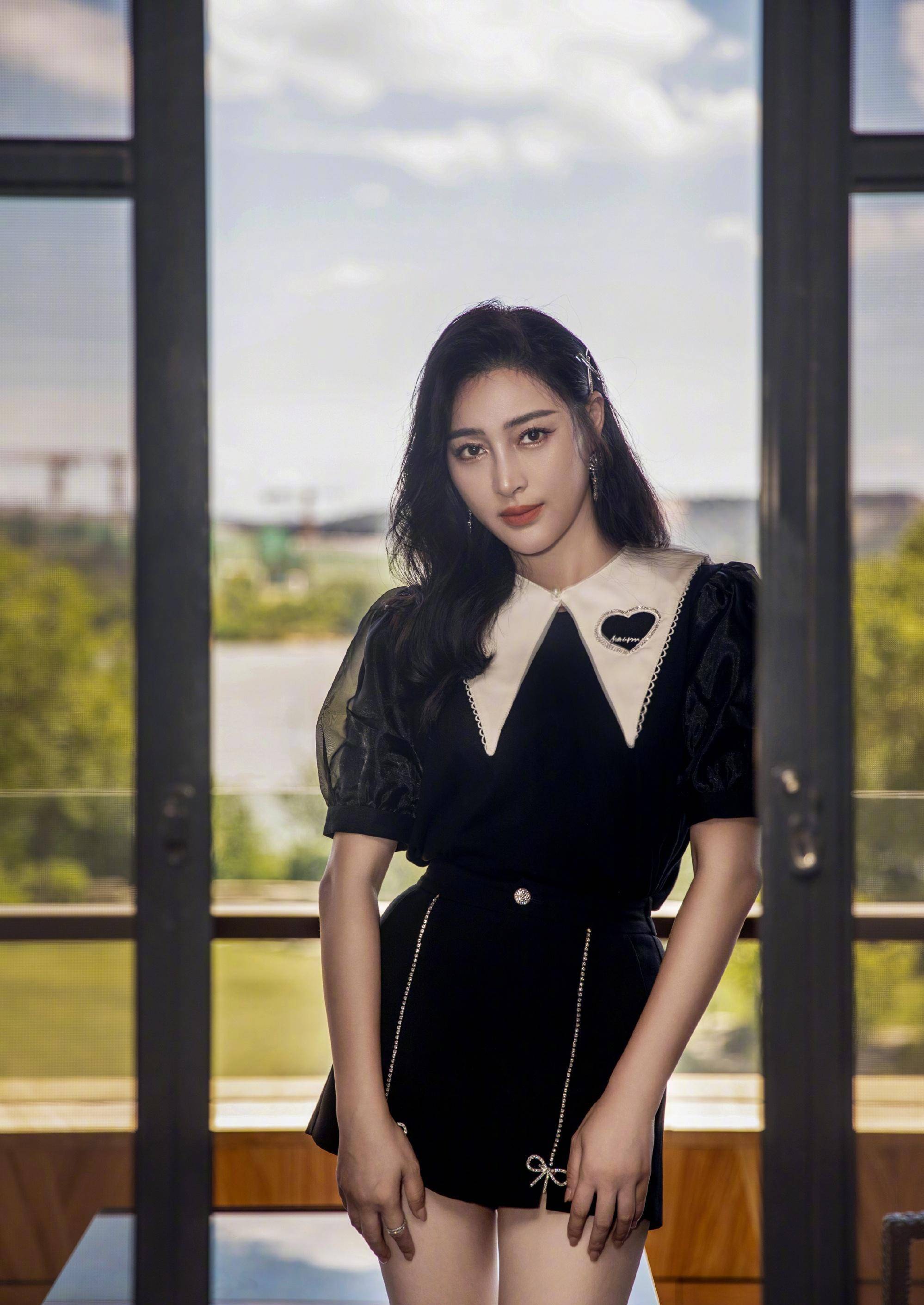 女星甘婷婷发布最新写真,一身黑西装展现美腿,展现迷人一面_电影_照片