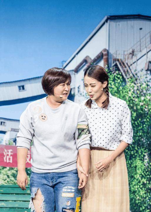 凭借春晚爆红,一个"二郎腿"挑翻贾玲,和杨幂袁姗姗同班_张小斐_喜剧