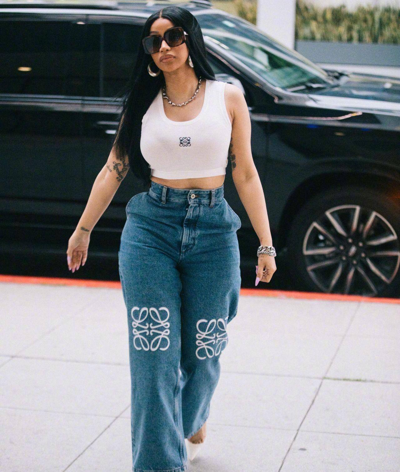 卡老师cardib全身身着loewe,身材时尚,相当吸睛_牛仔裤_山庄_人物