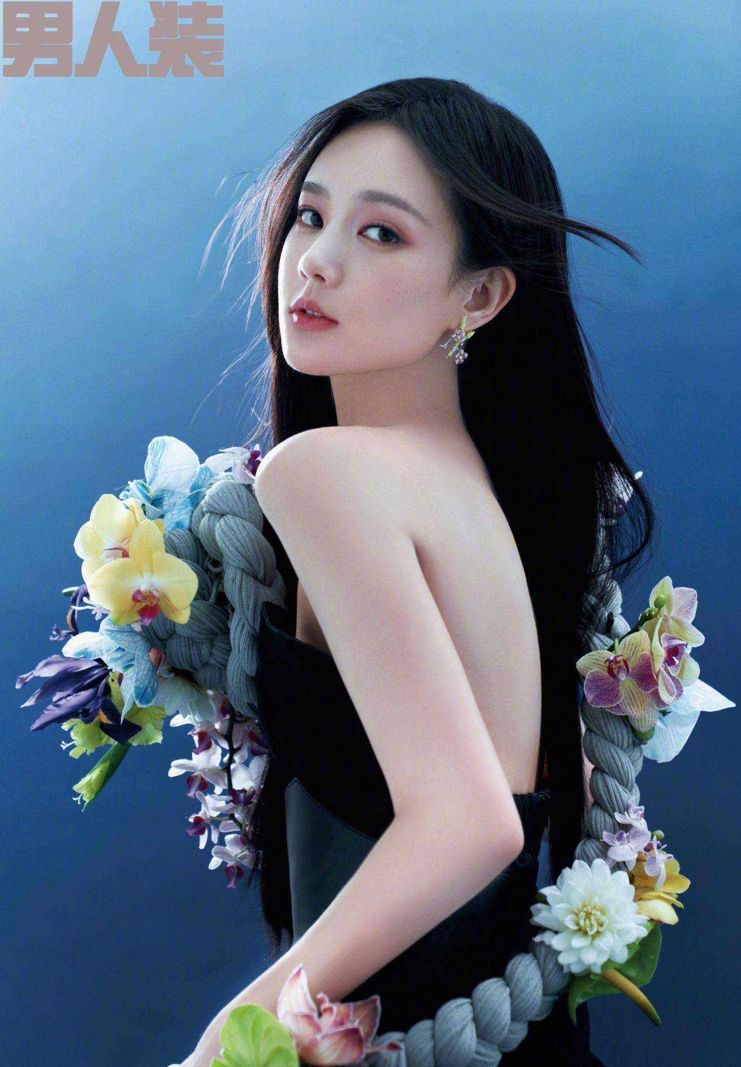 李一桐《男人装》性感写真_明亮_曲线美_红色