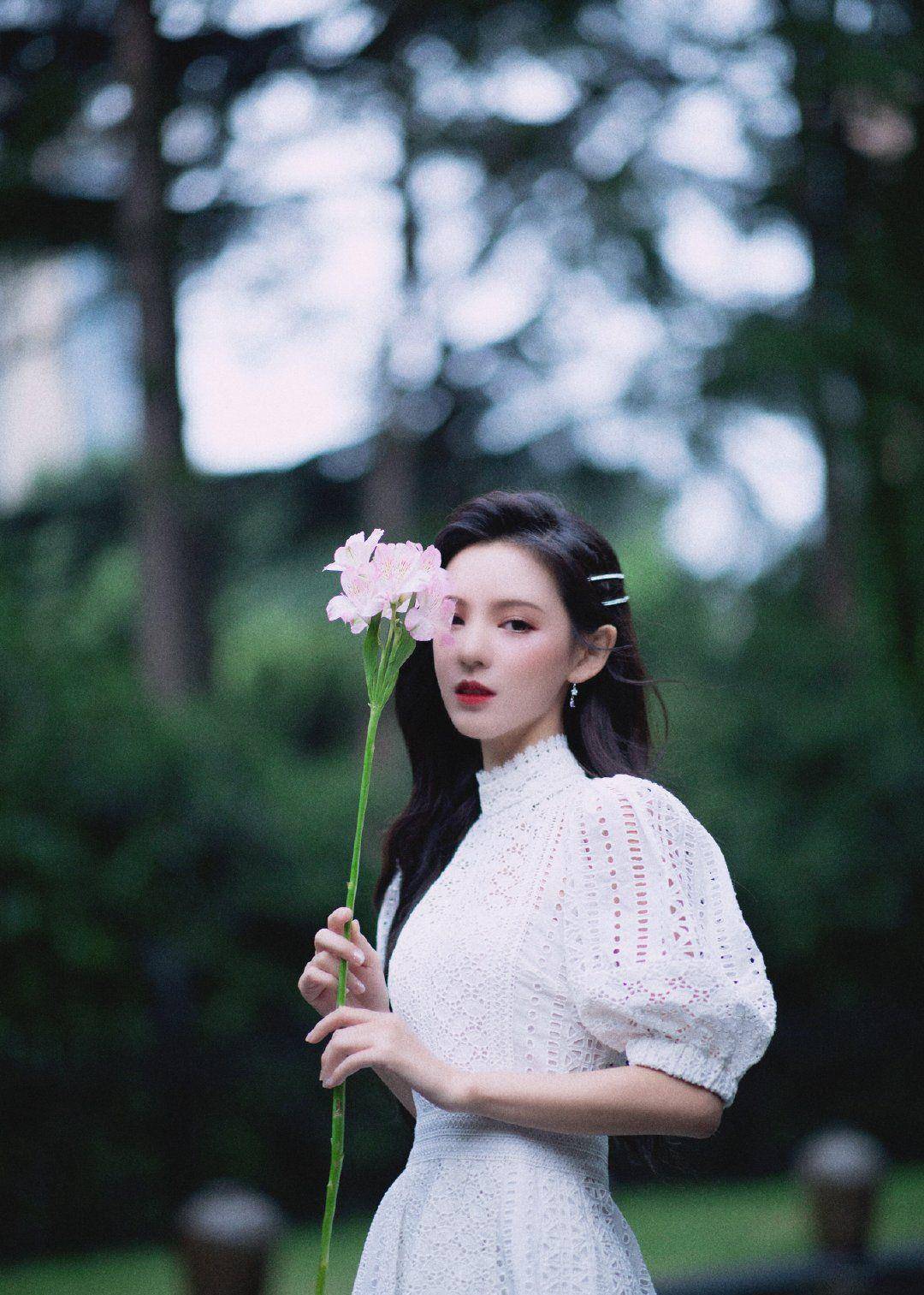 不愧是王思聪最美前任,甜美写真照意境十足,身材高挑又婀娜_张予曦