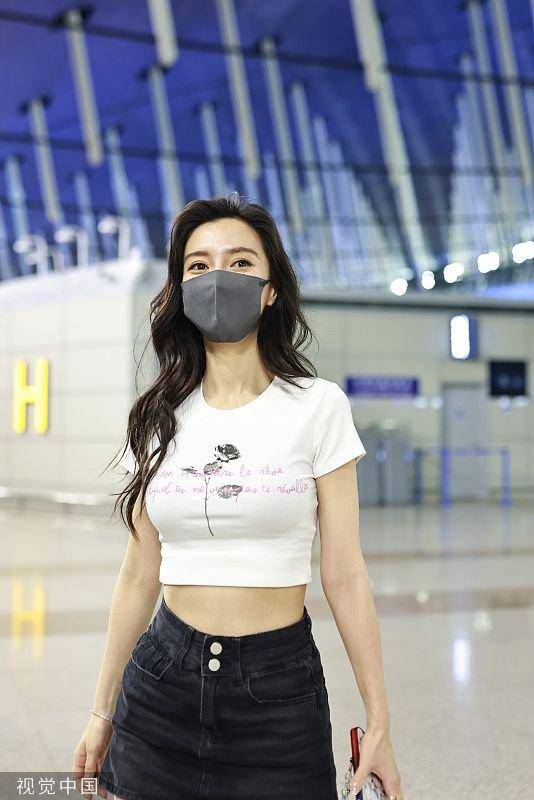 angelababy出发前往巴黎时装周,露蚂蚁腰大长腿笑容甜_视觉_中国