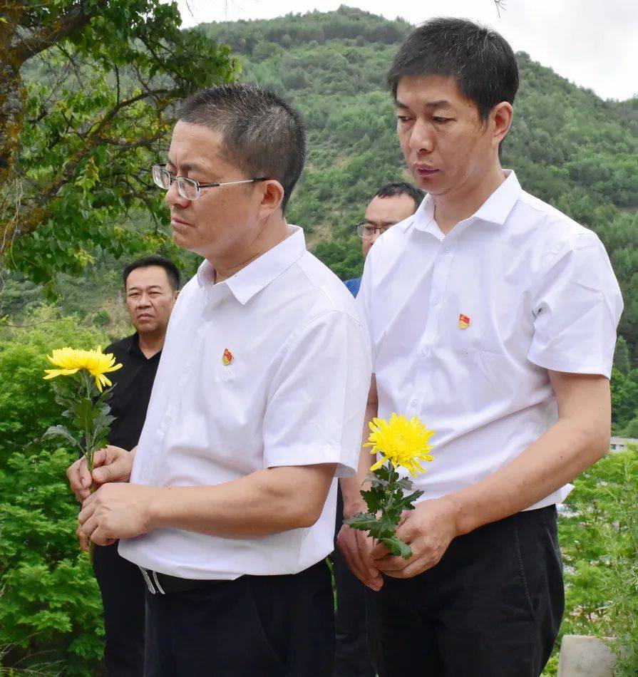湖南省岳阳市平江县政协一行来到天水市瞻仰张辉烈士陵园_秦州区_红色
