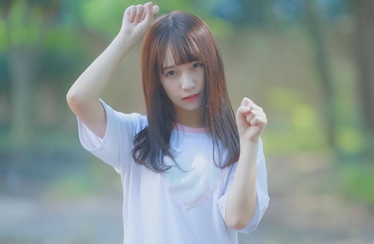 推出了《honor》,《低烧》等歌曲,并在演出活动中演唱了了《人鱼》