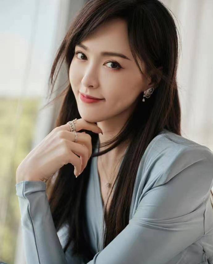 唐嫣身材保持得很好,穿浅色紧身裙拍细腿写真,38岁美程18岁_裙子_女性