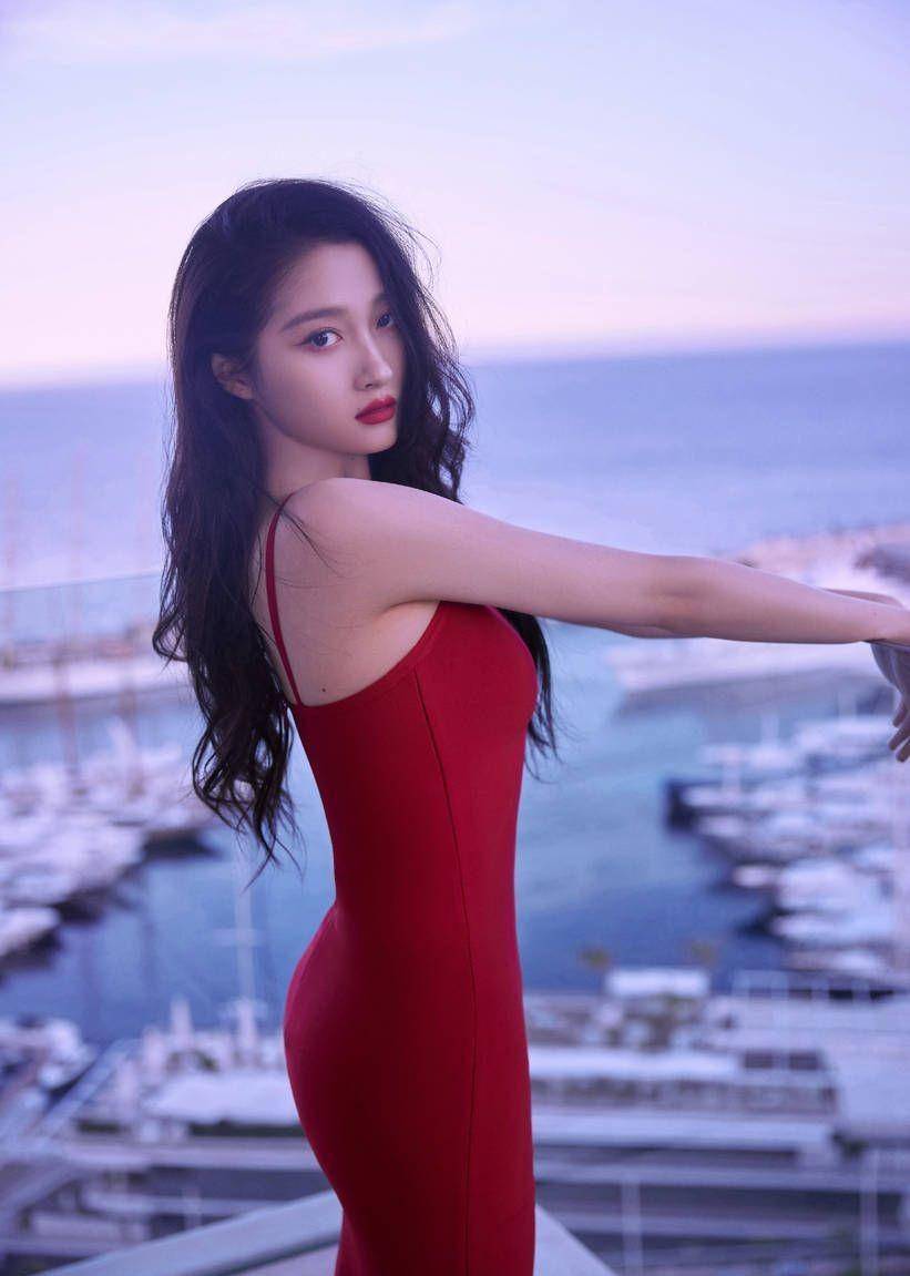 关晓彤的身材优雅美丽,垂挂的裙摆展现出傲人的锁骨线条,皮肤细腻光滑