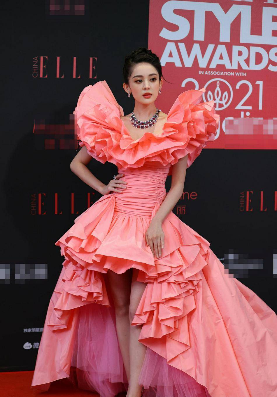 elle风尚大典红毯,杨颖姐姐状态最好,唐嫣迪丽热巴造型雷人_裙子_女