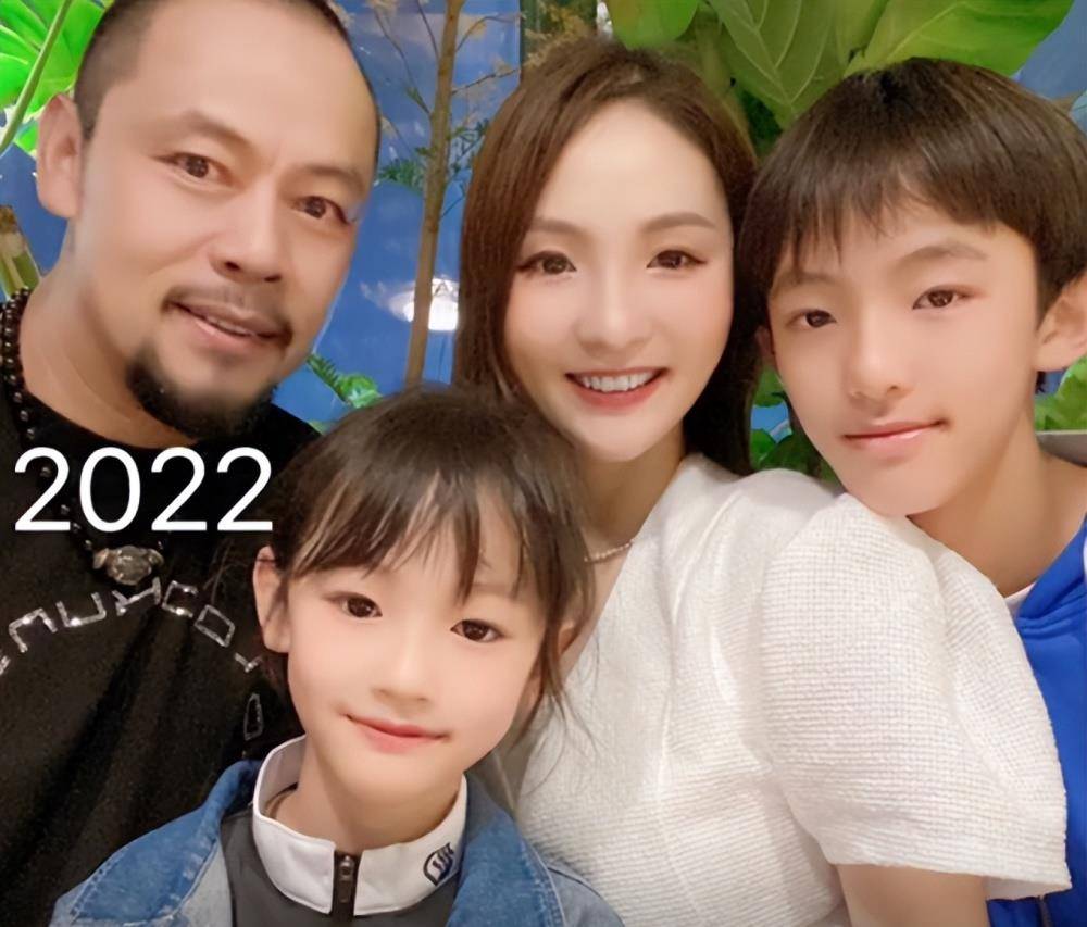 晋松妻子庆祝儿子毕业,16岁爱子1米92,气质出众似校草_李汶桐_穿着