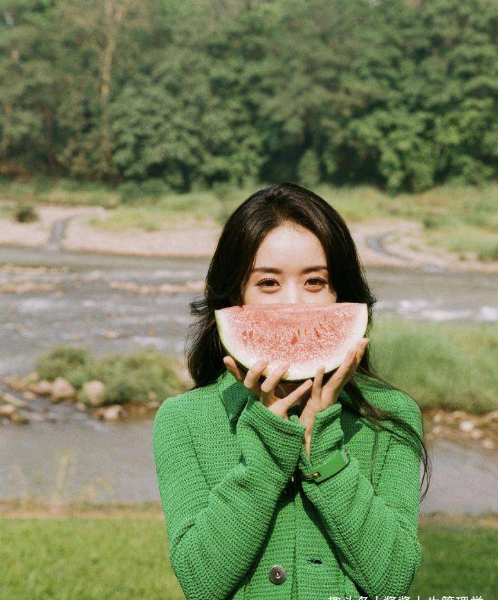 赵丽颖分手后首亮相:一身绿裙美得不可方物 我真的好吃她的颜_状态