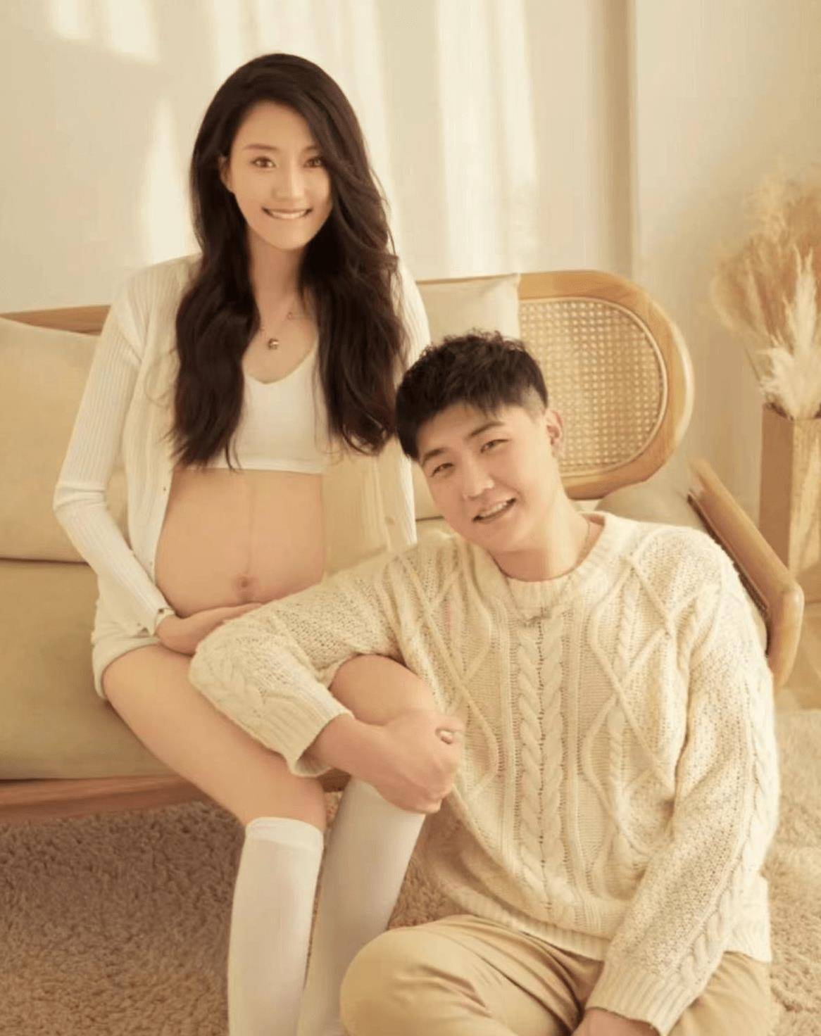 闫学晶儿媳晒大肚照,孕肚肿胀四肢纤细,跟婆婆亲如姐妹_徐梦迪_肚子