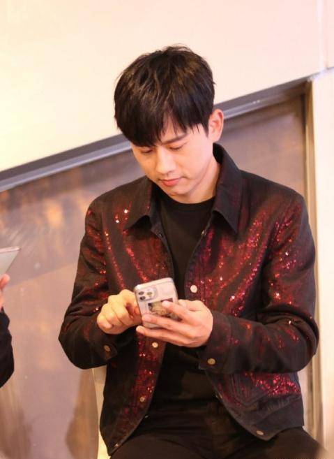 放大照片后,不难看出男性是张杰,女性的面容虽然不是很清晰,但能够