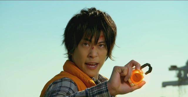 泽塔奥特曼趣味彩蛋引热议:原来男主的亲爹是假面骑士铠武橙神_衣服