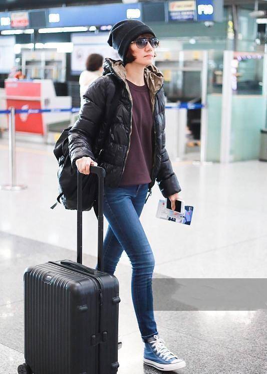 袁泉简直太年轻了,低调现身机场,娱乐圈的一股清流_显得_大气_黑色