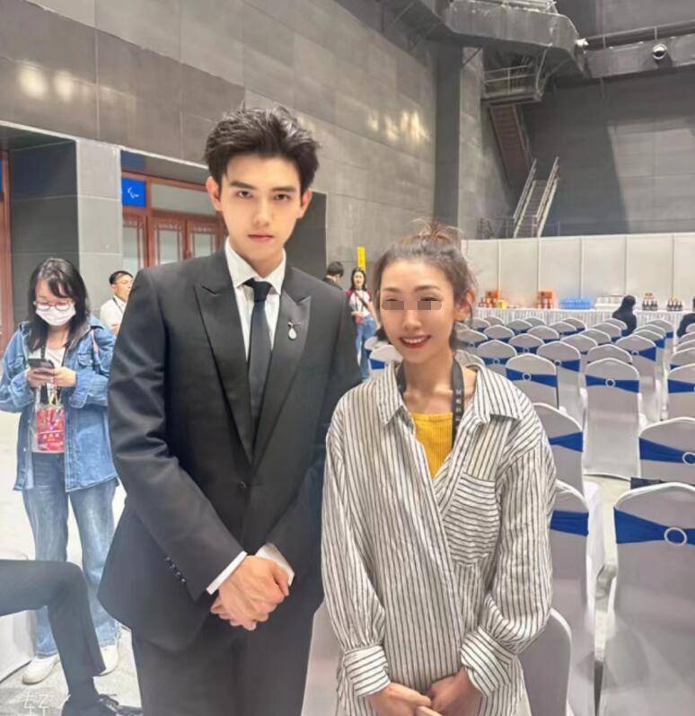 华表奖后台合影:杨洋板正,陈飞宇扳回一局,李立群徐峥闷闷不乐_明星