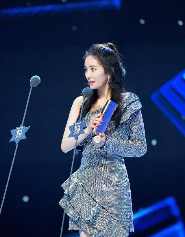 星光大赏众多女星同台pk,唐嫣仙气十足,最后她被评选为最美表演_年度