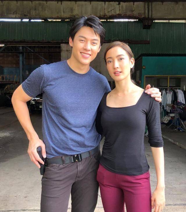 泰国明星mark和taew的新剧已经正式杀青,mik送女友玫瑰示爱_bow_演唱