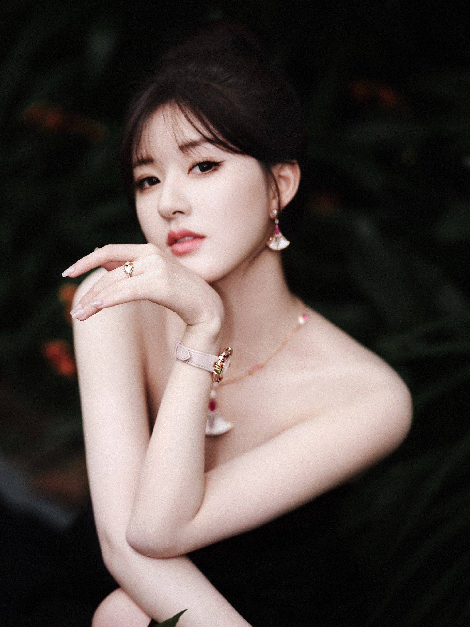 赵露思纱裙飞扬眸光流转性感写真_女孩子_网友_身材