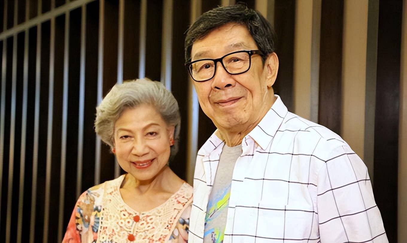 88岁老戏骨罗兰看中医,背尼龙包穿旧球鞋,对粉丝说话温柔无架子_胡枫