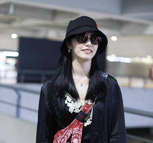 对镜展露标志性微笑,简直暖skr人,姚晨机场为粉丝签名亲和力满分