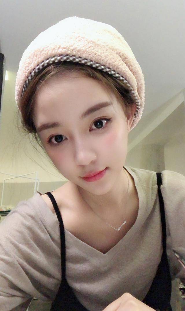 网红雪梨晒素颜自拍,被发现内眼线和眉毛都做了半永久_照片_化妆_眼睛