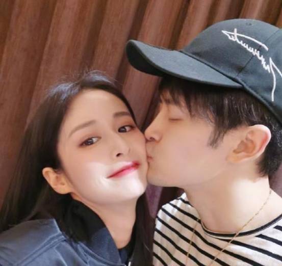 颖儿女儿的脸第一次被曝光,2岁的小月亮长相甜美可爱,超级像爸爸