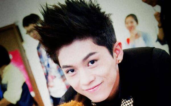 因《快乐男声》而出道的武艺,性格比较腼腆,却拥有很多才艺_比赛_时候