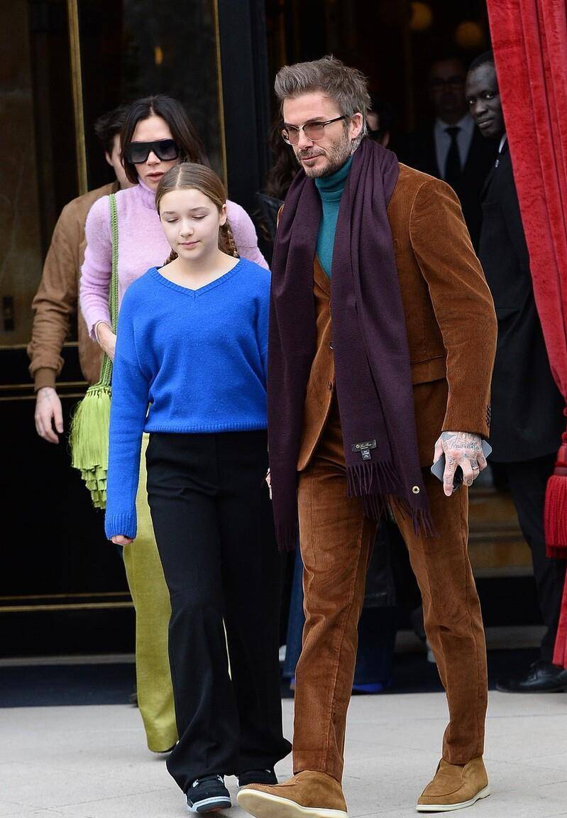 "贝嫂"与贝克汉姆在巴黎尽显英伦风范,小七被宠如宝,好纯真_维多利亚