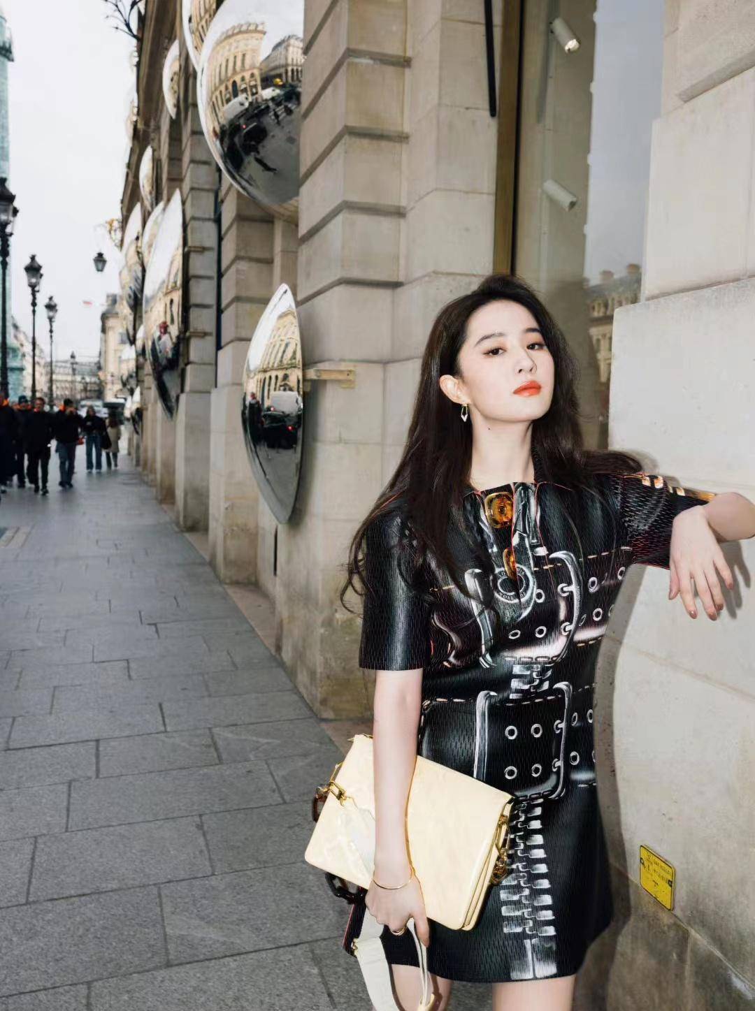 巴黎时装周街拍刘亦菲身穿创意酷炫时尚黑色皮裙